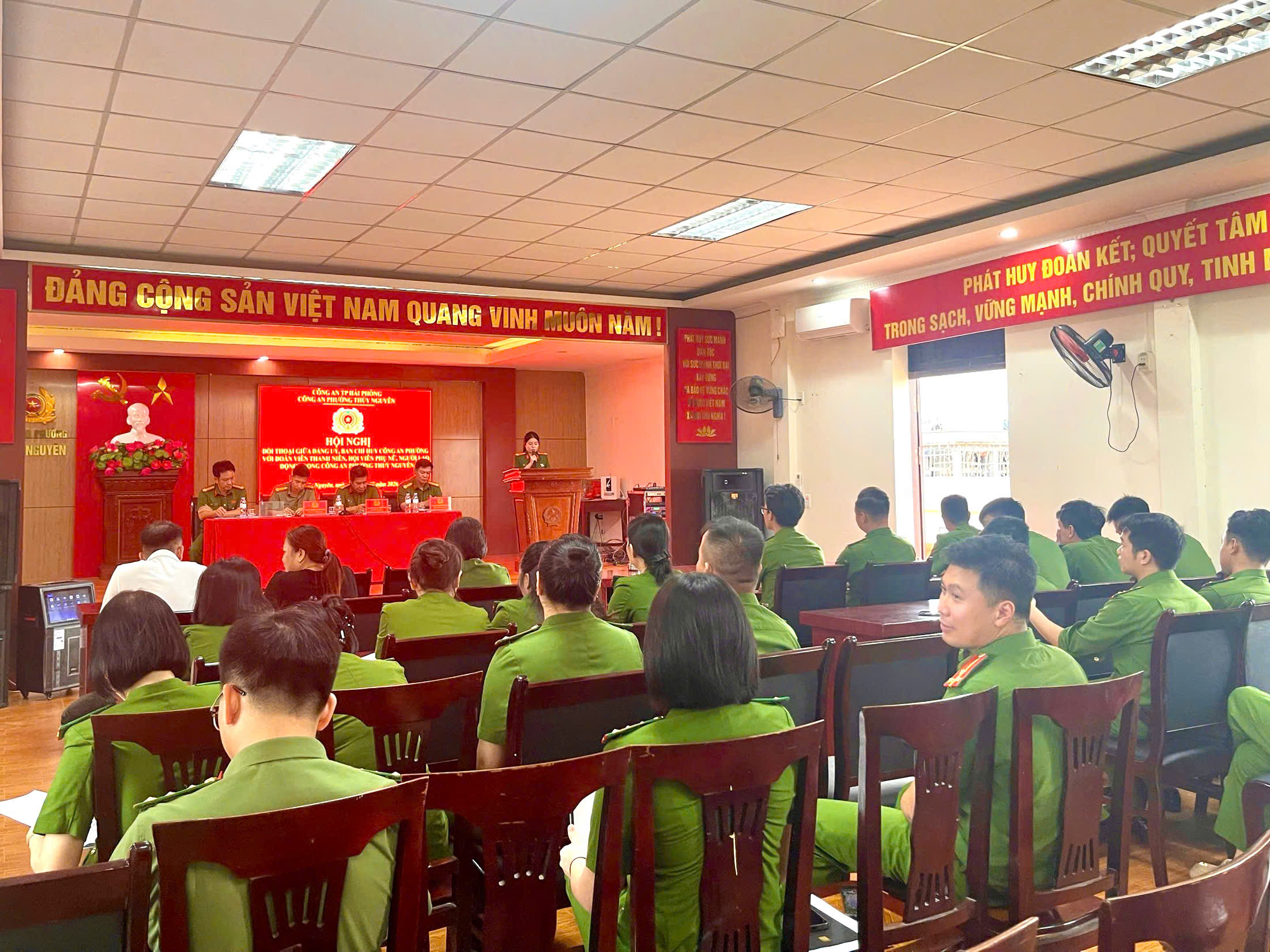 Công an phường Thủy Nguyên tổ chức đối thoại với đoàn viên thanh niên, hội viên phụ nữ và người lao động